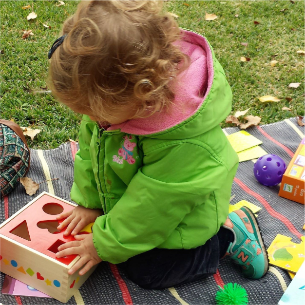 Criança com blocos geométricos